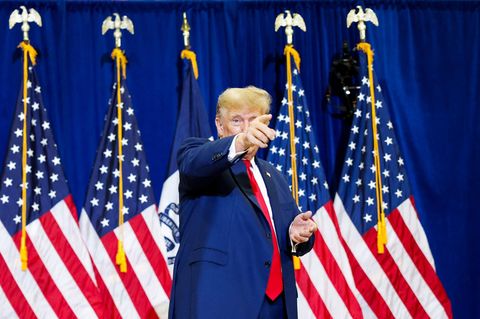Donald Trump zeigt bei einer Wahlkampfveranstaltung nach vorne