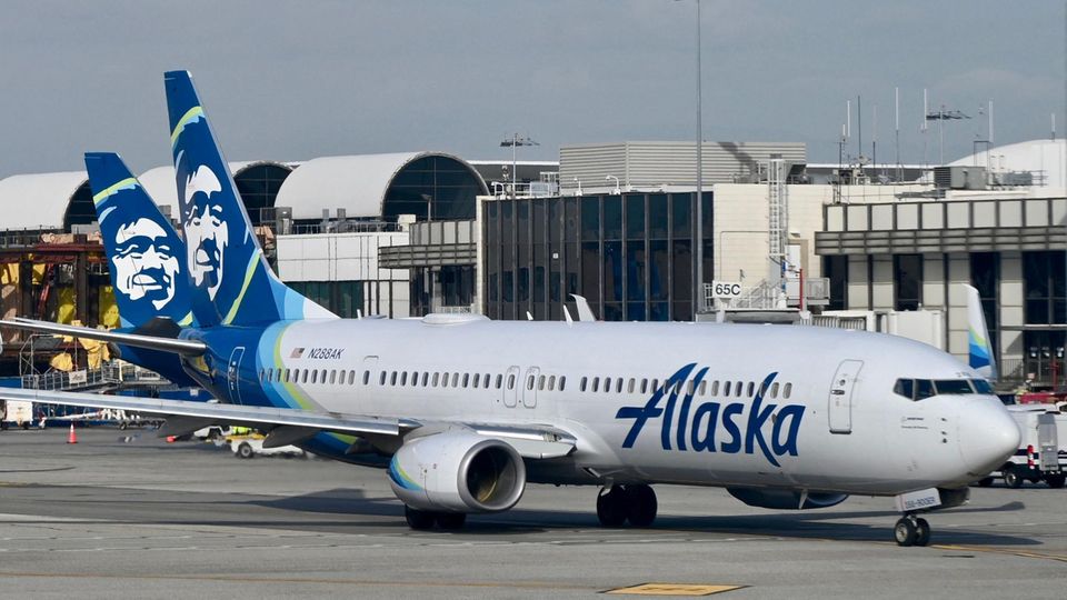 Ein Flugzeug von Alaska Airlines steht am Flughafen