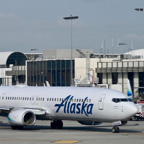 Ein Flugzeug von Alaska Airlines steht am Flughafen