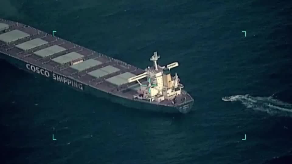 Video: Piraten auf gekapertem Frachter fliehen vor indischer Marine