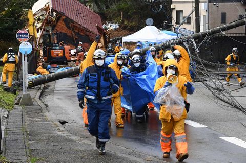 Rettungskräfte tragen die Leiche eines Opfers nach dem Erdbeben in Japan