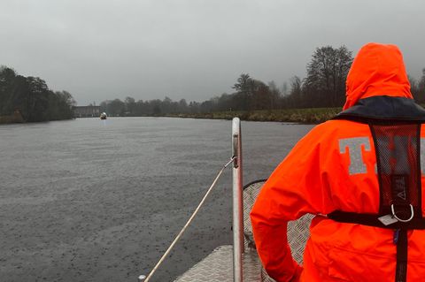 Mitarbeiter des THW kontrollieren die Deiche der Hunte in Oldenburg