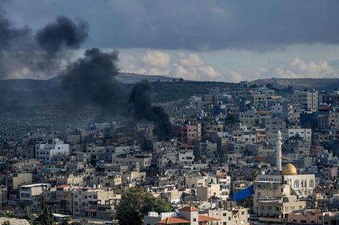 Rauch steigt während einer Razzia von Israels Armee im Flüchtlingslager Nur Shams im Westjordanland auf