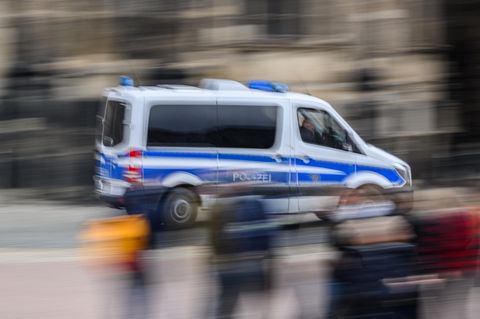 Ein Polizeiauto fährt
