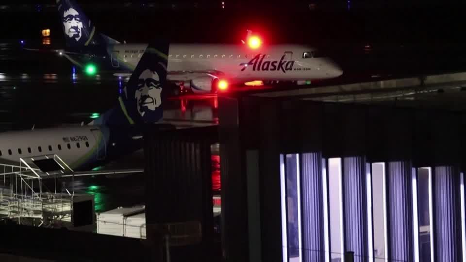 Video: Flugaufsichtsbehörden reagieren auf Notlandung einer Boeing 737 Max Video: Flugaufsichtsbehörden reagieren auf Notlandung einer Boeing 737 Max