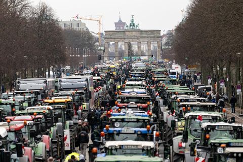 Bauernproteste: Landwirte nehmen mit Traktoren an einer Demonstration des Deutschen Bauernverbandes in Berlin teil