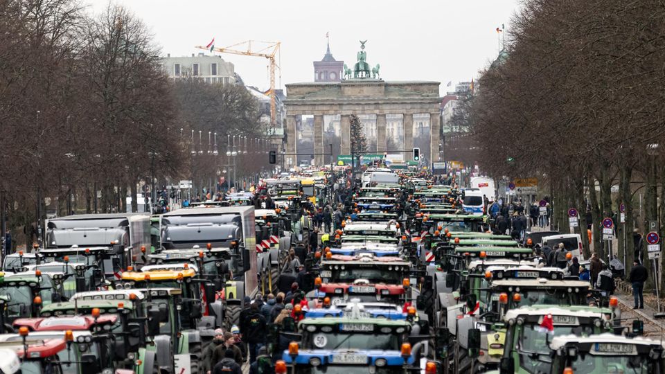 Bauernproteste: Landwirte nehmen mit Traktoren an einer Demonstration des Deutschen Bauernverbandes in Berlin teil