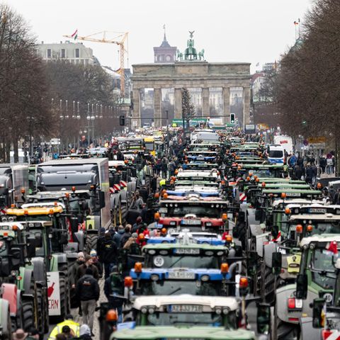 Bauernproteste: Landwirte nehmen mit Traktoren an einer Demonstration des Deutschen Bauernverbandes in Berlin teil