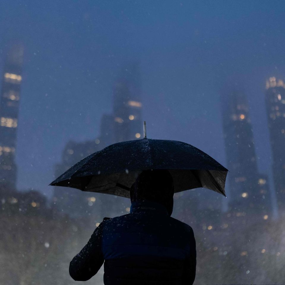 New York, Vereinigte Staaten. Der Central Park in der US-Metropole wird von weißer Pracht eingedeckt, die Wolkenkratzer verschwimmen im Schneetreiben. Grund genug für diesen Spaziergänger, ein Erinnerungsfoto zu schießne. Andere werden womöglich weniger schöne Erinnerungen an den Wintereinbruch haben. Im Nordosten des Landes droht ein Verkehrschaos – bis zu 24 Millionen Menschen könnten betroffen sein.