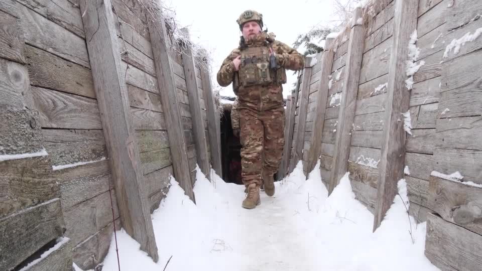 Russischer Angriffskrieg: Besuch an der Front: Wie die ukrainischen Soldaten mit den eisigen Temperaturen umgehen Russischer Angriffskrieg: Besuch an der Front: Wie die ukrainischen Soldaten mit den eisigen Temperaturen umgehen