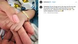 Vip News: Halle Bailey hält die Hand ihres Neugeborenen Sohnes Halo