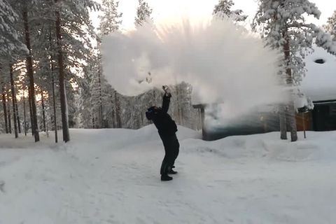 Video: Kurioses Experiment bei extremer Kälte