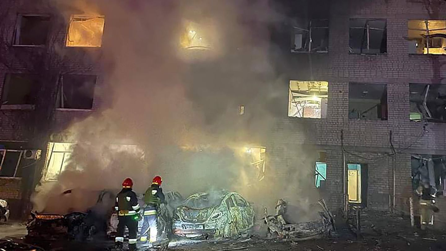 In der russischen Metropole Dnipro haben russische Raketen ein Wohnhaus getroffen
