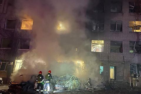 In der russischen Metropole Dnipro haben russische Raketen ein Wohnhaus getroffen