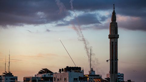 Rauch und Raketen am Himmel über Gaza-Stadt