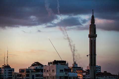 Rauch und Raketen am Himmel über Gaza-Stadt