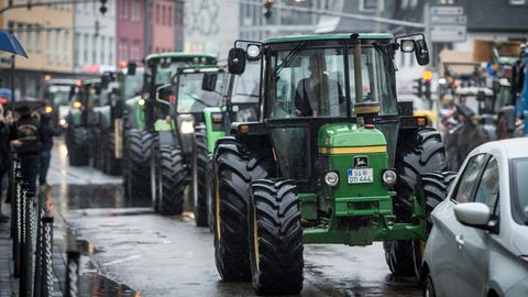 Billig und umweltschonend - John Deere Traktor tankt jetzt Gülle