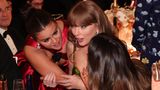 Taylor Swift und Selena Gomez bei den Golden Globes 2024