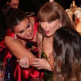 Taylor Swift und Selena Gomez bei den Golden Globes 2024