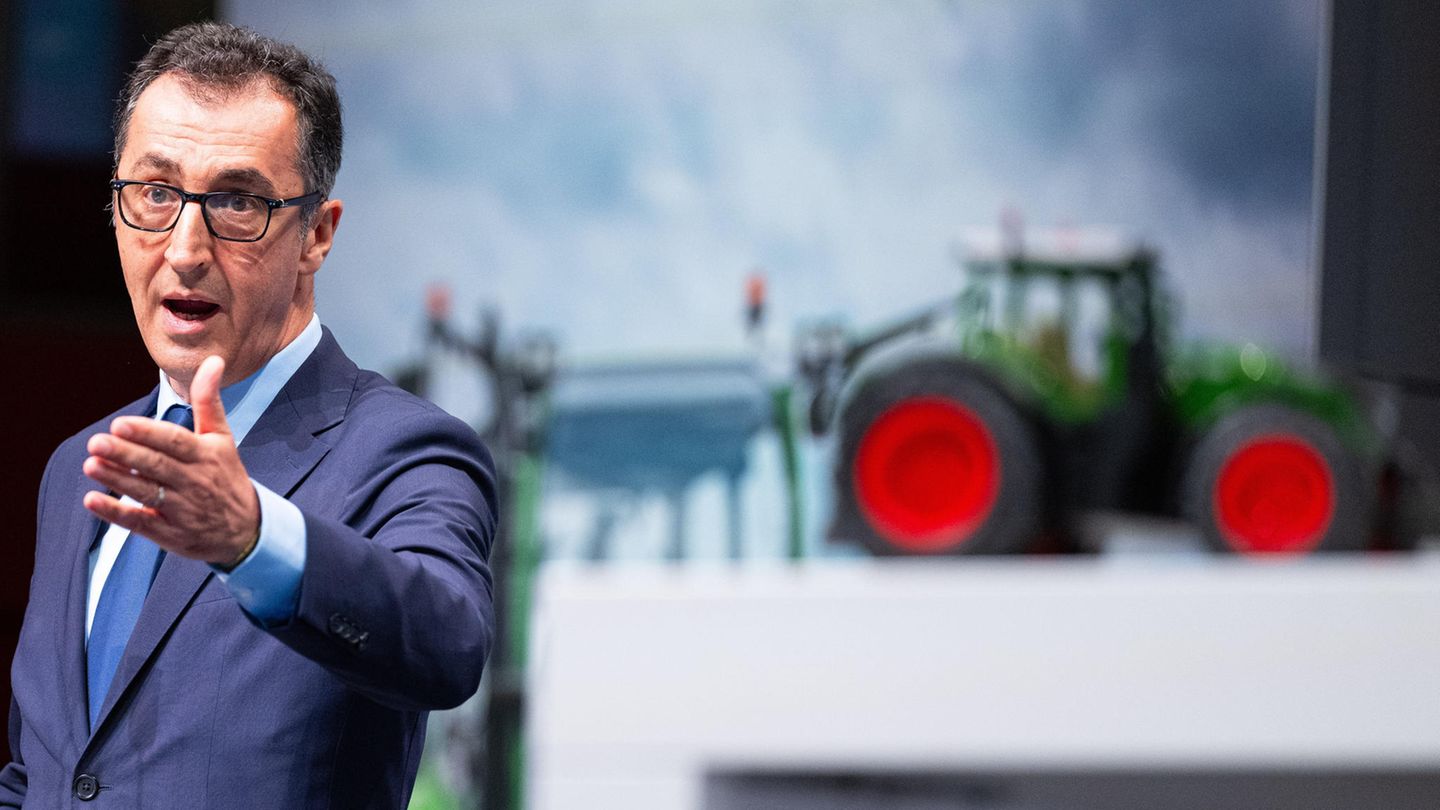 Grüne Cem Özdemir, Bundesminister für Ernährung und Landwirtschaft, spricht auf dem Deutschen Bauerntag 2023