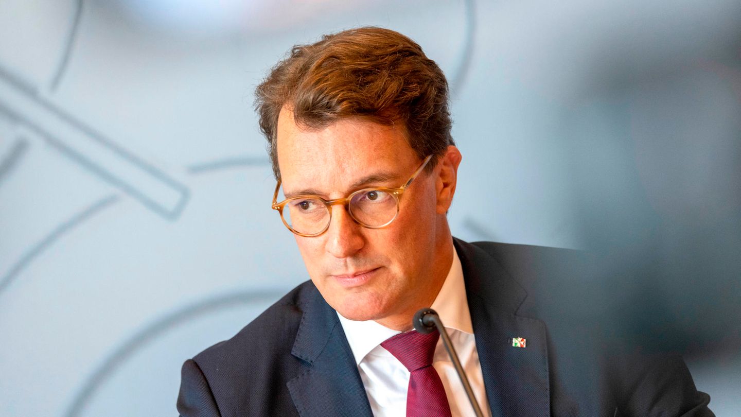 CDU Hendrik Wüst (CDU), Ministerpräsident von Nordrhein-Westfalen, nimmt an einer Landespressekonferenz im Düsseldorfer Landtag teil