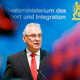 Joachim Herrmann spricht in einer Pressekonferenz zu den Protesten von Landwirten