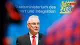 Joachim Herrmann spricht in einer Pressekonferenz zu den Protesten von Landwirten