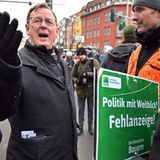 Bodo Ramelow spricht mit Teilnehmern einer Kundgebung zu den Bauernprotesten in Erfurt
