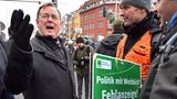 Bodo Ramelow spricht mit Teilnehmern einer Kundgebung zu den Bauernprotesten in Erfurt