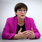 Saskia Esken, Vorsitzende der SPD, sitzt bei einem Interview mit der Deutschen Presse-Agentur