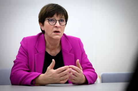 Saskia Esken, Vorsitzende der SPD, sitzt bei einem Interview mit der Deutschen Presse-Agentur