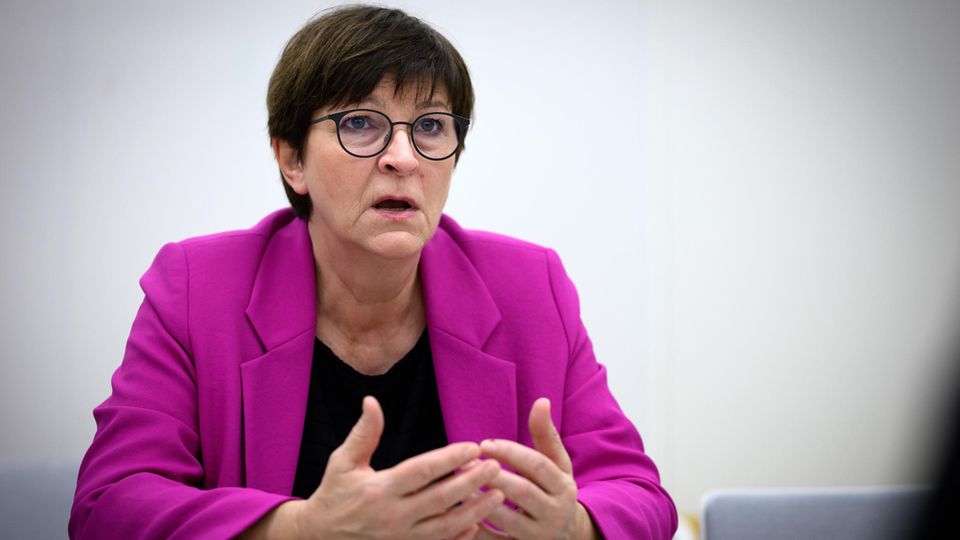 Saskia Esken, Vorsitzende der SPD, sitzt bei einem Interview mit der Deutschen Presse-Agentur