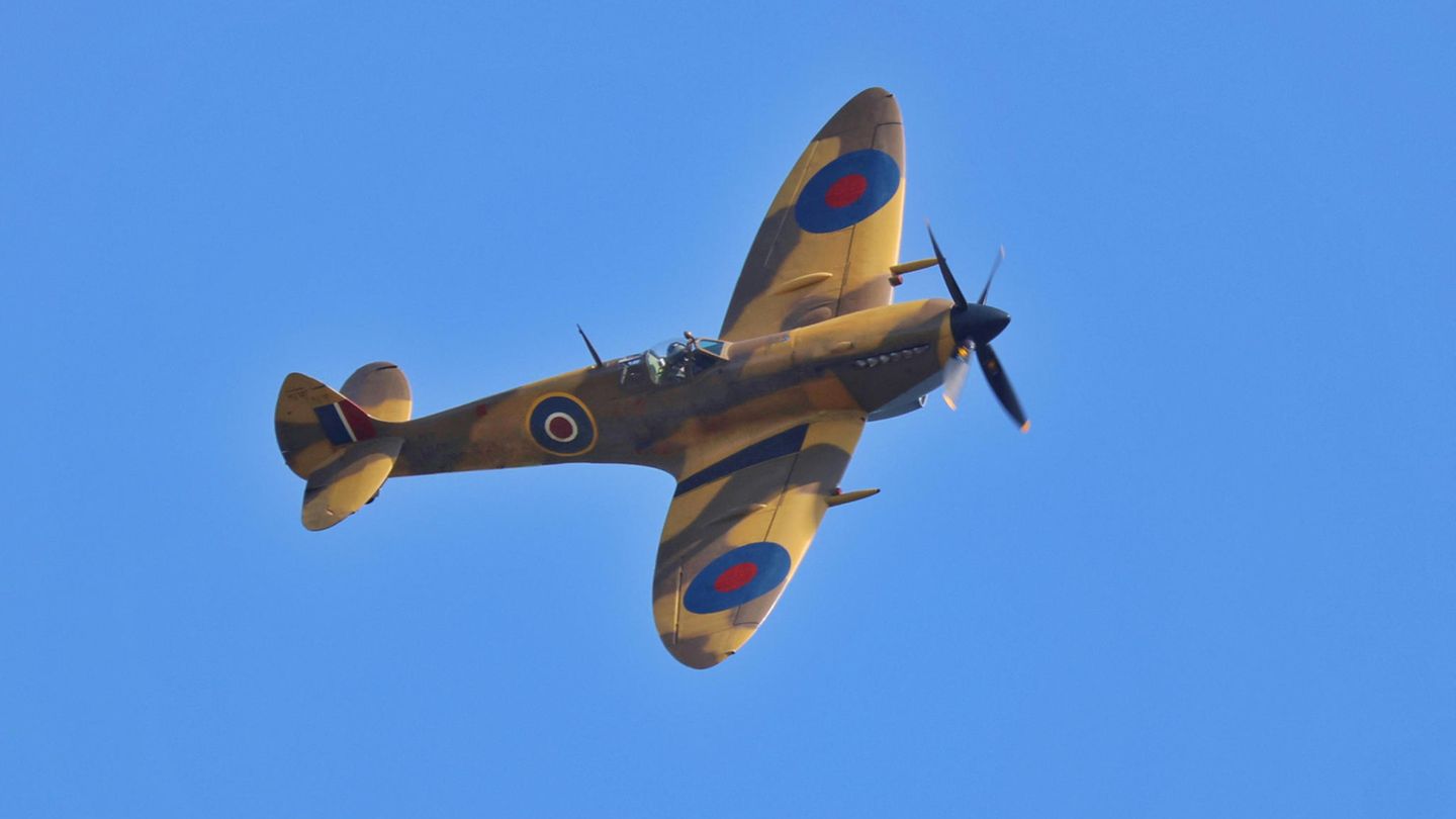Eine Supermarine Spitfire in Wüstentarnfarbe im Flug