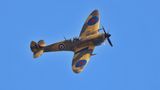 Eine Supermarine Spitfire in Wüstentarnfarbe im Flug
