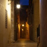 Zeitreise:  Mdina, die "stille Stadt"  Eingefasst von trutzigen Mauern, keine Autos, enge verwinkelte Gassen und am frühen Abend fast menschenleer. Wer zu diesem Zeitpunkt dort ist, weiß sofort, warum Mdina den Beinamen "die stille Stadt" trägt. Von den Phöniziern gegründet, hat sie im Laufe der Jahrhunderte eine faszinierende Mischung aus vielen kulturellen Einflüssen erlebt, von der römischen Ära über die arabische Herrschaft bis zur normannischen Zeit. Die engen Gassen sind gesäumt von historischen Gebäuden, die eine reiche Vergangenheit erzählen. Die prächtige St. Paul's Cathedral, ein herausragendes Beispiel barocker Architektur, birgt Kunstschätze und Gemälde von Mattia Preti. In der Abenddämmerung wirkt ein Spaziergang durch Mdina wie eine Zeitreise ins 16. Jahrhundert. Die erhöhte Lage ermöglicht atemberaubende Blicke auf die maltesische Landschaft und das glitzernde Mittelmeer. Der Bastionsplatz ist der ideale Ort, um den Sonnenuntergang in stilvoller Ruhe zu erleben. Übrigens: Fans der Serie "Games of Thrones" dürfte der Pjazza Mesquita bekannt vorkommen.