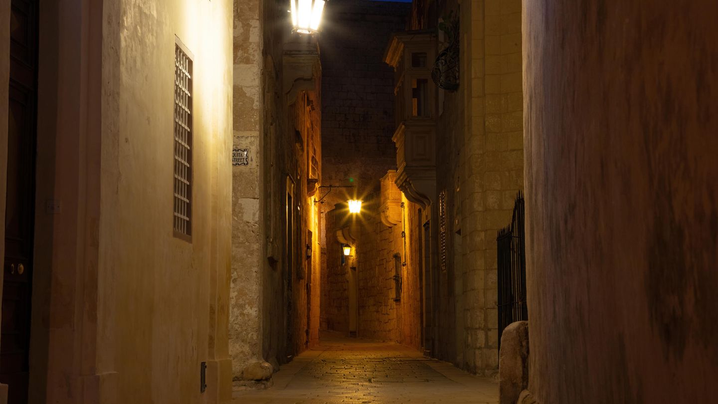 Zeitreise:  Mdina, die "stille Stadt"  Eingefasst von trutzigen Mauern, keine Autos, enge verwinkelte Gassen und am frühen Abend fast menschenleer. Wer zu diesem Zeitpunkt dort ist, weiß sofort, warum Mdina den Beinamen "die stille Stadt" trägt. Von den Phöniziern gegründet, hat sie im Laufe der Jahrhunderte eine faszinierende Mischung aus vielen kulturellen Einflüssen erlebt, von der römischen Ära über die arabische Herrschaft bis zur normannischen Zeit. Die engen Gassen sind gesäumt von historischen Gebäuden, die eine reiche Vergangenheit erzählen. Die prächtige St. Paul's Cathedral, ein herausragendes Beispiel barocker Architektur, birgt Kunstschätze und Gemälde von Mattia Preti. In der Abenddämmerung wirkt ein Spaziergang durch Mdina wie eine Zeitreise ins 16. Jahrhundert. Die erhöhte Lage ermöglicht atemberaubende Blicke auf die maltesische Landschaft und das glitzernde Mittelmeer. Der Bastionsplatz ist der ideale Ort, um den Sonnenuntergang in stilvoller Ruhe zu erleben. Übrigens: Fans der Serie "Games of Thrones" dürfte der Pjazza Mesquita bekannt vorkommen.