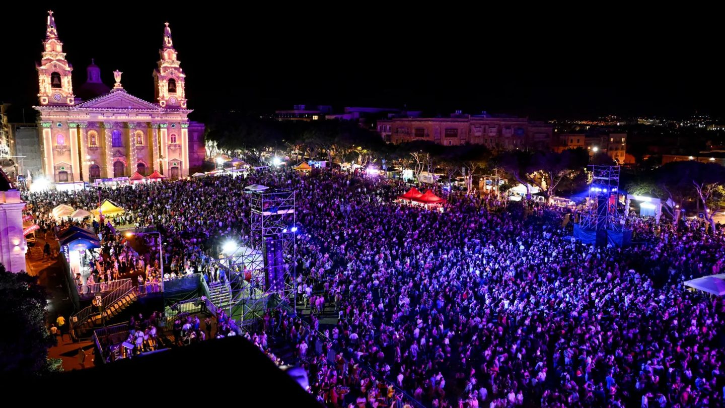 Tausende Zuschauer vor einer Bühne auf dem NTV Musik Festival auf Malta Tausende Zuschauer vor einer Bühne auf dem NTV Musik Festival auf Malta