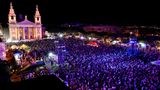 Tausende Zuschauer vor einer Bühne auf dem NTV Musik Festival auf Malta