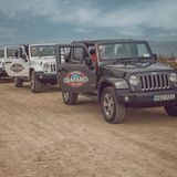 Mehrere Jeeps in einer Reohe auf einer Sandpiste auf Malta