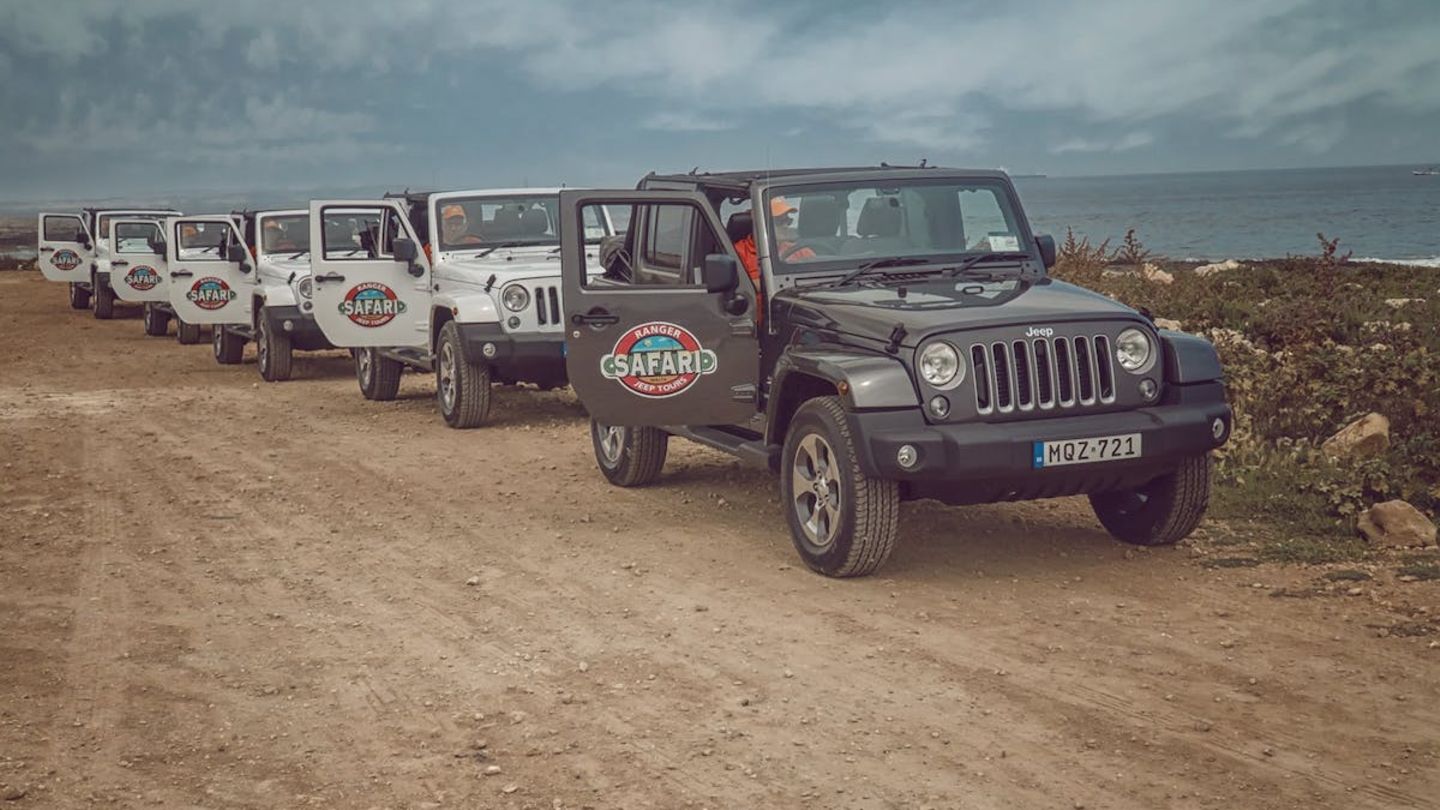 Mehrere Jeeps in einer Reohe auf einer Sandpiste auf Malta