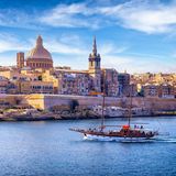 Eine Segelyacht vor Maltas Hauptstadt Valetta