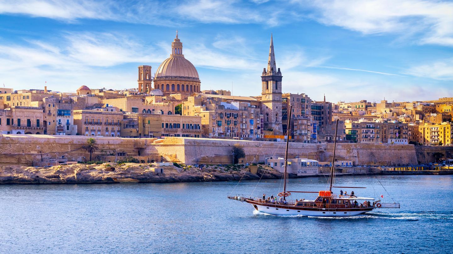 Eine Segelyacht vor Maltas Hauptstadt Valetta Eine Segelyacht vor Maltas Hauptstadt Valetta