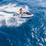 Eine Frau fährt auf einem Jetski vor der Küste Maltas