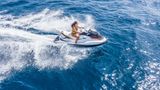 Eine Frau fährt auf einem Jetski vor der Küste Maltas