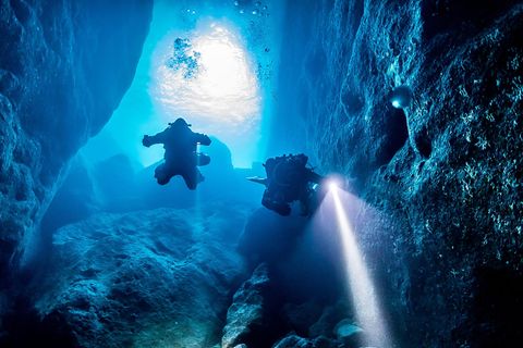 Taucher erkunden eine Höhle auf Malta
