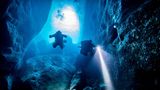 Taucher erkunden eine Höhle auf Malta