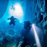 Taucher erkunden eine Höhle auf Malta