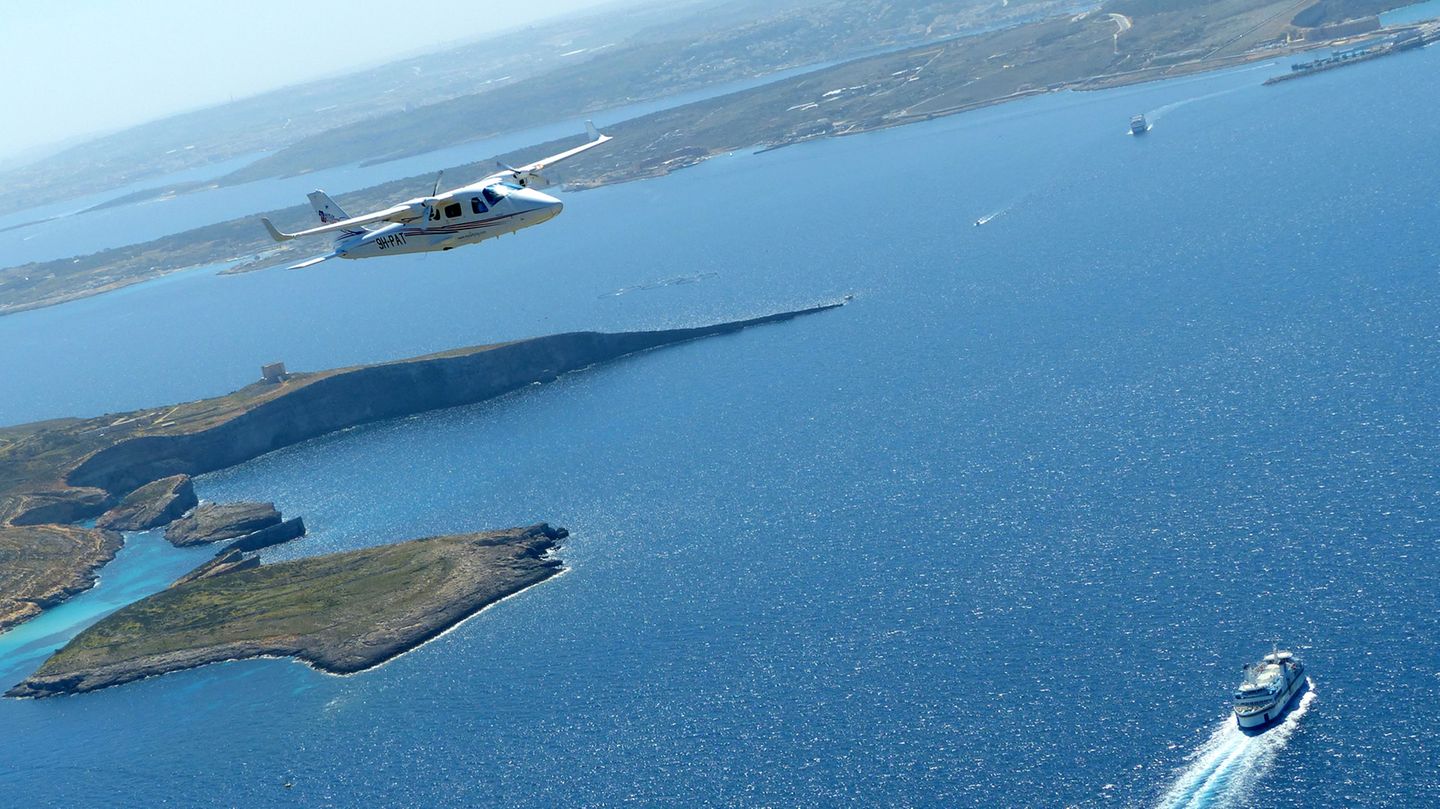 Ein Flugzeug bei enem Rundflug über Malta Ein Flugzeug bei enem Rundflug über Malta