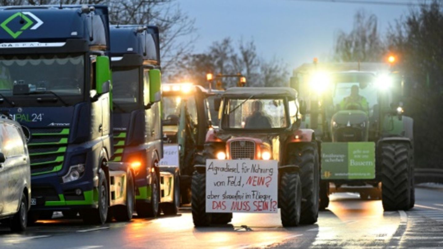 Landwirte mit rund 100 Treckern blockieren Autobahn in Niedersachsen