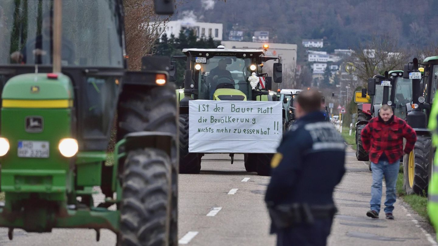 Bauernprotest: Traktoren blockieren eine Straße